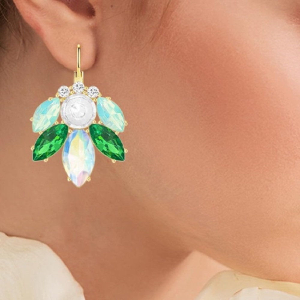 Elegant opalescent Crystal dangle Earrings - Picture 3 of 6